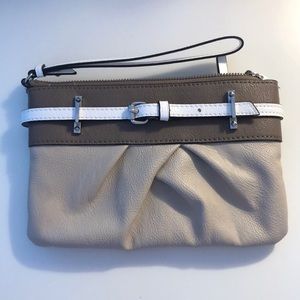 Simply Vera wristlet